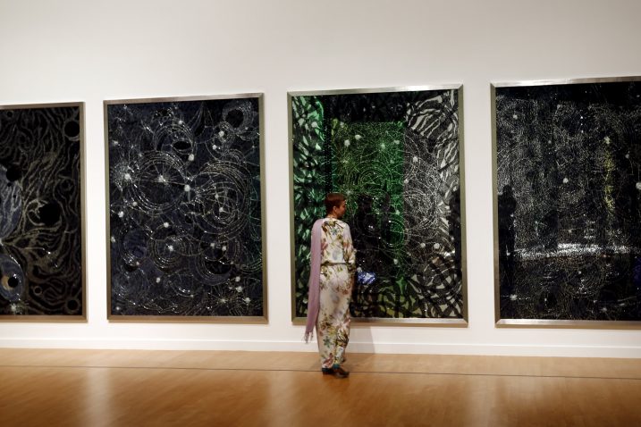 Turisti u galeriji Manarat Al Saadiyat Gallery u Abu Dhabiju promatraju umjetnine iz kolekcije muzeja Guggenheim  / Reuters