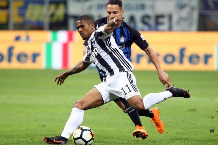 Danilo D'Ambrosio (Inter Milan) i Douglas Costa (Juventus)/Foto REUTERS