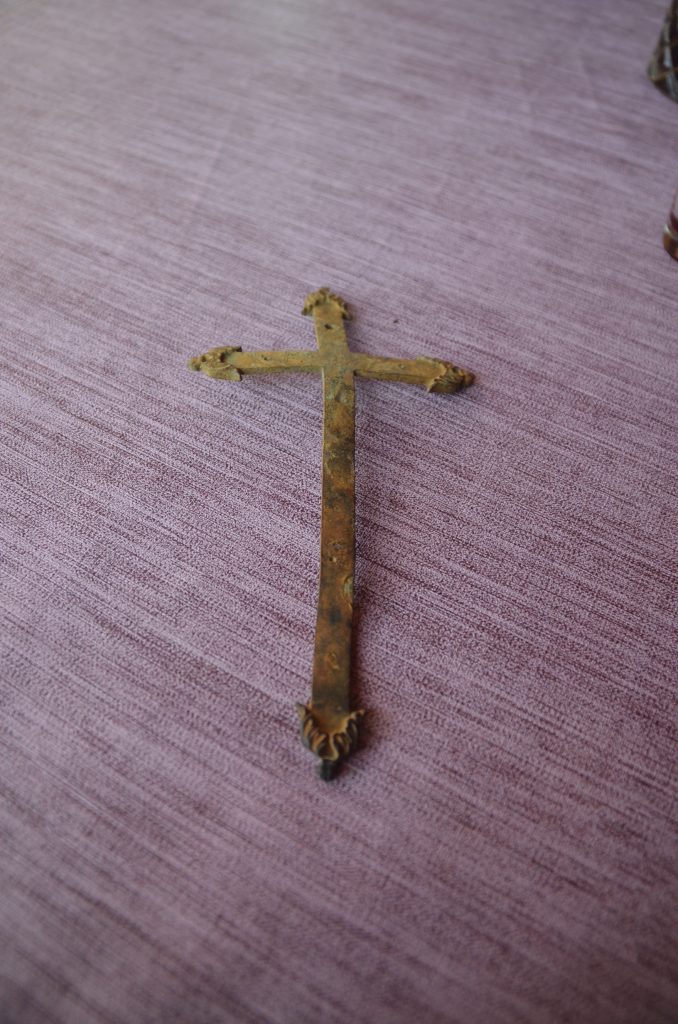 Među pronađenim predmetima je i ovaj križ / Foto M. KRMPOTIĆ