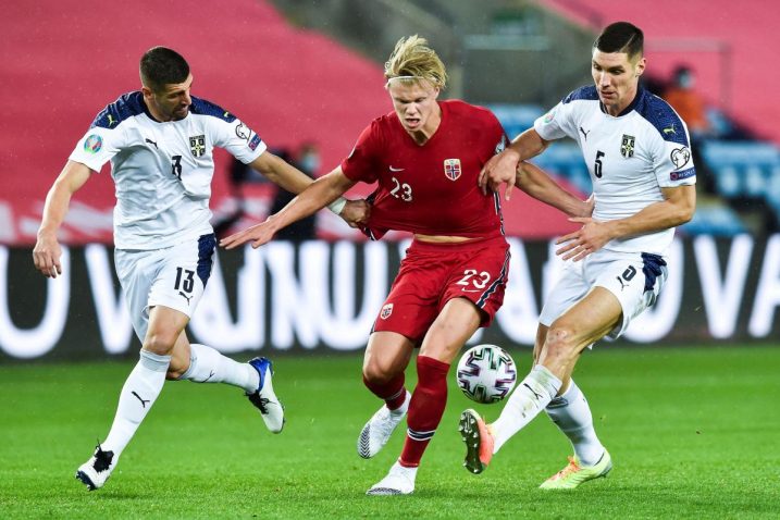 Erling Braut Haaland (Norveška), Stefan Mitrović i Nikola Milenković (Srbija)/Foto REUTERS