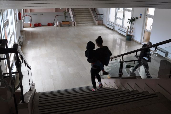 : Silne stepenice u krčkom Domu zdravlja nepremostiva su zapreka kretanju osoba s invaliditetom, pa i starijih otočana / Snimio Mladen TRINAJSTIĆ