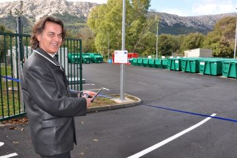 Općinski načelnik Toni Juranić imao je čast presijeći vrpcu na otvaranju novog Reciklažnog dvorišta Baška / Foto Mladen TRINAJSTIĆ