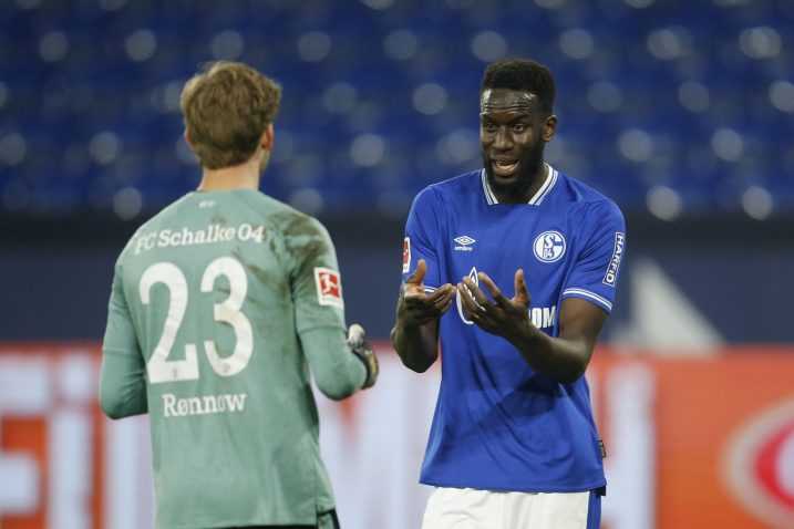 Salif Sane i Frederik Ronnow (Schalke)/Foto REUTERS