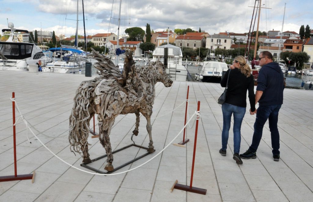 Skulpture od naplavnog drva Kristijana Linardića privlačile su pažnju posjetitelja / Snimio M. TRINAJSTIĆ