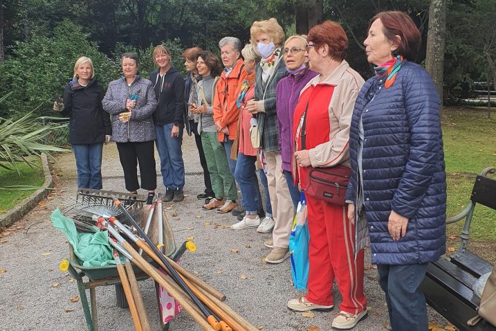 Članice Udruge ljubitelja kamelija u radnoj akciji / Foto Udruga ljubitelja kamelija