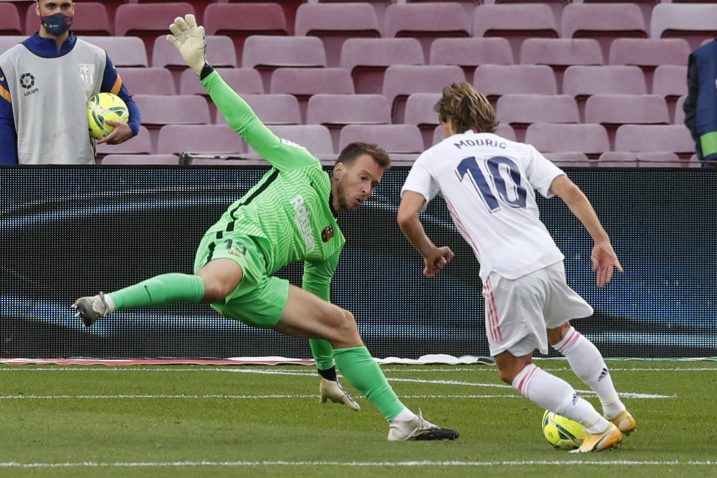 Luka Modrić nadmudrio je Marc-Andrea ter Stegena i obranu Barce/Foto REUTERS