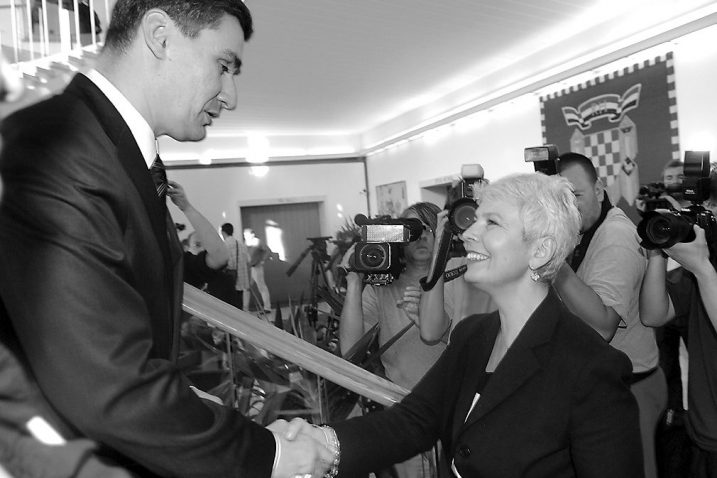 Nedostatak sučeljavanja, međutim, nije jedini simptom pseudodemokratske prirode društvenog sustava u zemlji