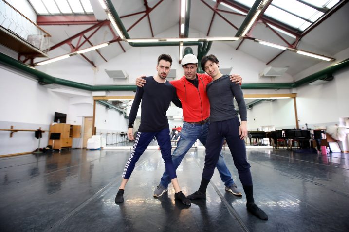 Baletani Guilherme Gameiro Alves i Takuya Sumitomo s Leom Mijićem / Foto: Boris Scitar/Vecernji list/PIXSELL