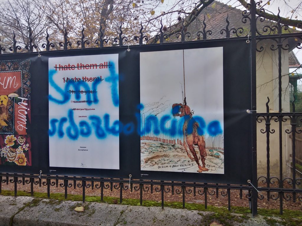 Grafitima prošarani plakati Mirka Ilića u sklopu izložbe 'Tolerancija' / Foto Botanički vrt PMF-a / Facebook