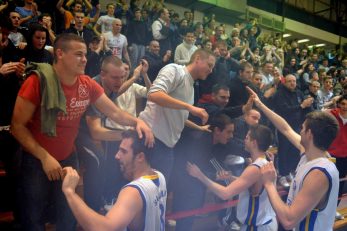 SRETNI DANI - Košarkaši Kvarnera 2010 s navijačima slave pobjedu nad Šibenkom u siječnju 2014./Foto M. GRACIN
