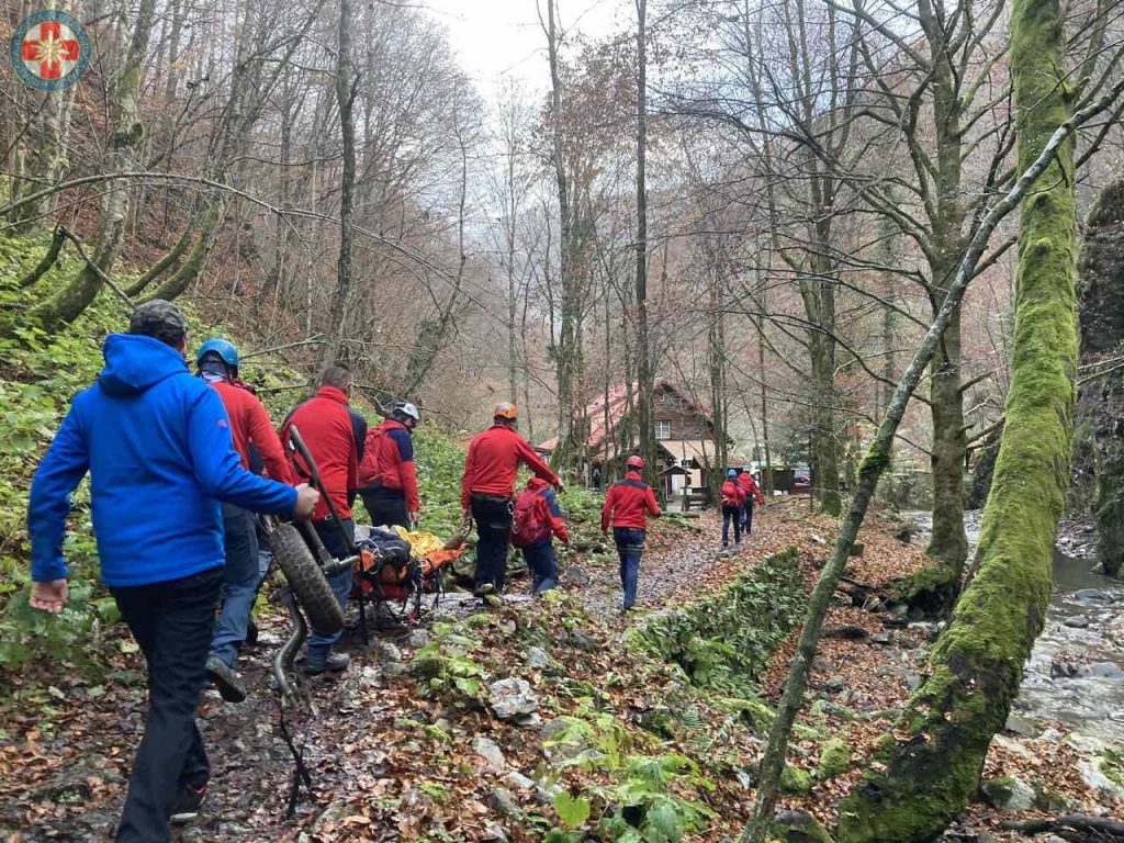 GSS Delnice spašava planinara u Zelenom viru / foto HGSS Delnice