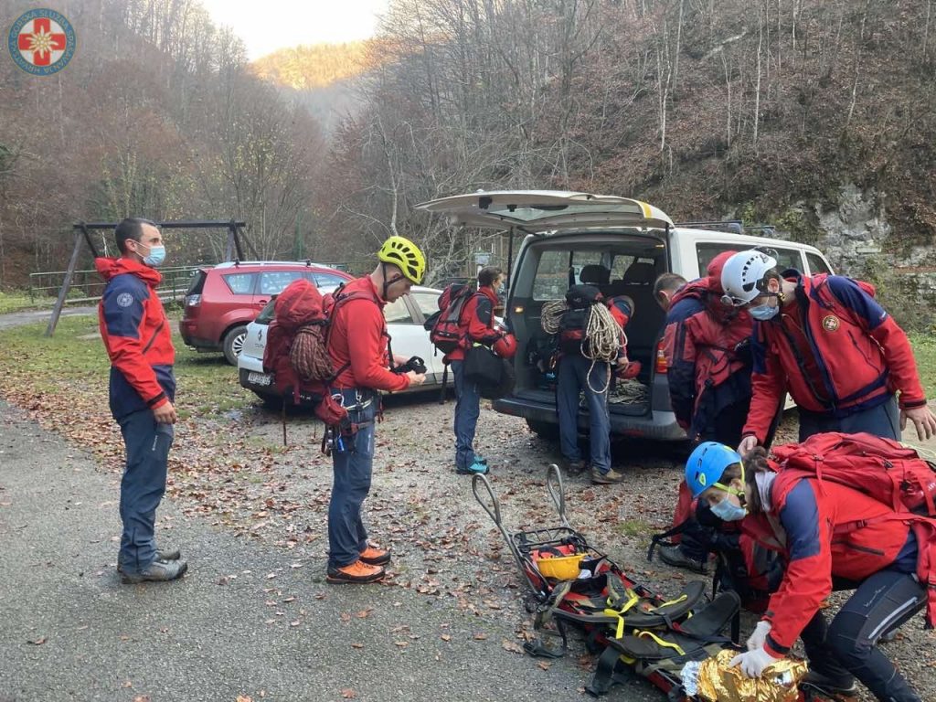 GSS Delnice spašava planinara u Zelenom viru / foto HGSS Delnice