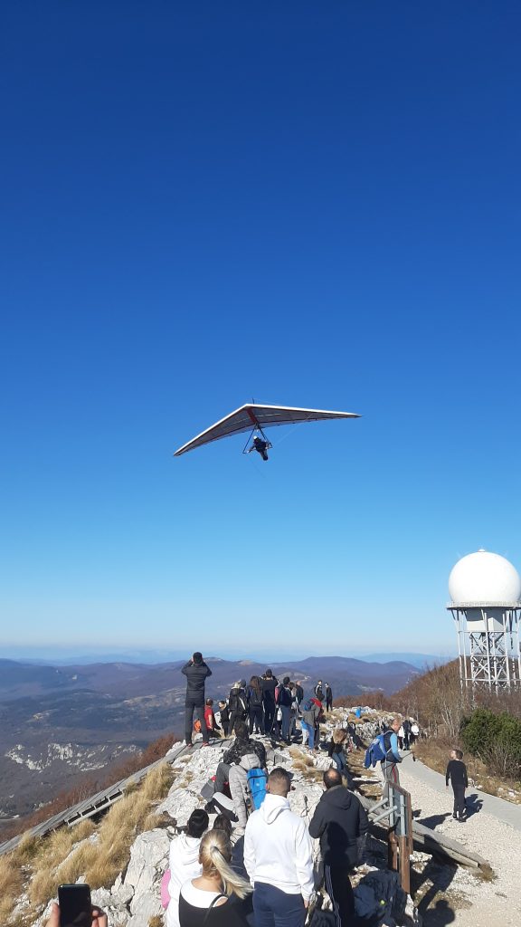 Mnoštvo ljudi na Vojaku / Snimio Vedran KARUZA