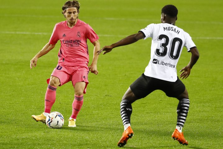 Luka Modrić i Yunus Musah/Foto REUTERS