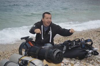 Velimir Vrzić s punom opremom na psećoj plaži prije urona kojim je tragao za minama u podmorju Pećina