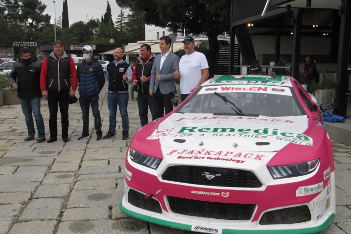 MUSTANG ZABLISTAO U OPATIJI - Sudionici konferecije za medije s bolidom/Foto M. KRPAN