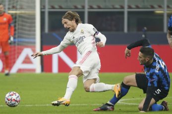 Luka Modrić (Real Madrid) i Roberto Gagliardini (Inter)/Foto REUTERS
