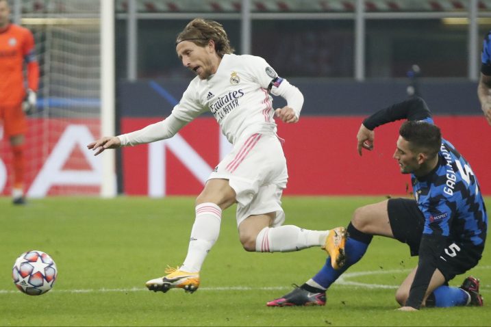 Luka Modrić (Real Madrid) i Roberto Gagliardini (Inter)/Foto REUTERS