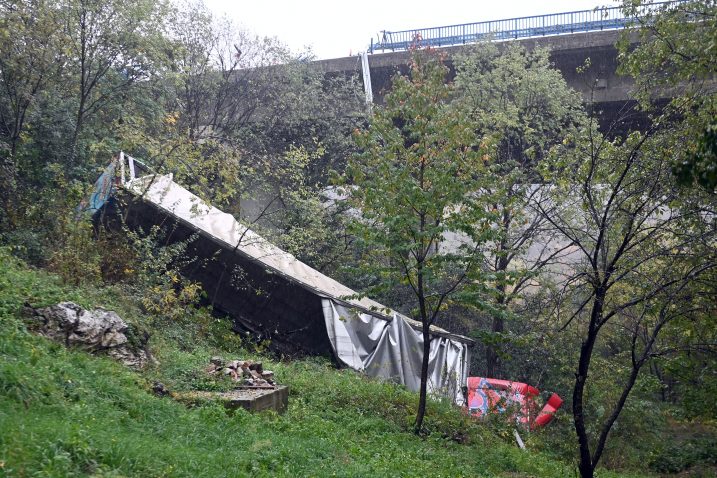 Kamion sletio s vijadukta Svilno / Snimio Vedran KARUZA