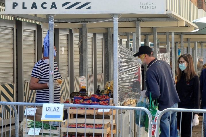 Zakupnici prostora na tržnici / Foto D. ŠKOMRLJ