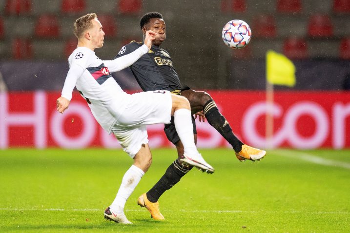 Joel Andersson (Midtjylland) i Quincy Promes (Ajax)/Foto REUTERS