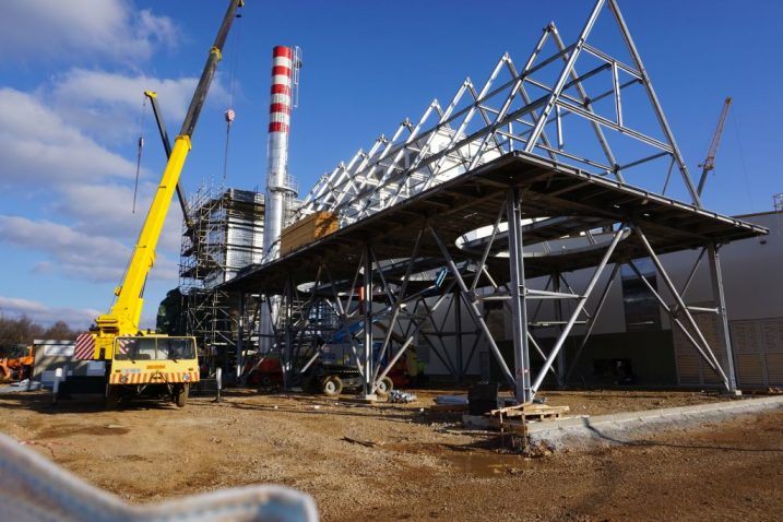 Instaliran je i najsloženiji dio opreme, tzv. modul predgrijača težine 60 tona i duljine 22 metra / Foto : M. SMOLČIĆ