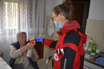 Mirna Dasović, članica gospićkog Crvenog križa redovito posjećuje baku Anu / Snimio Marin SMOLČIĆ
