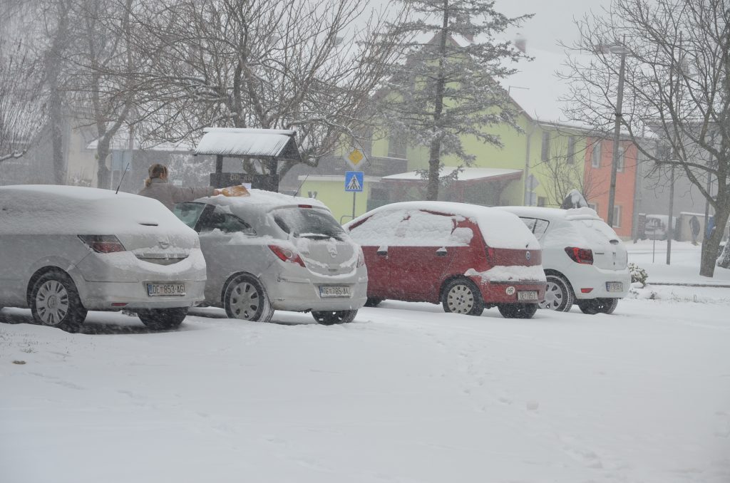 Tko se htio voziti, najprije je morao dobro očistiti automobil / Snimio M. KRMPOTIĆ