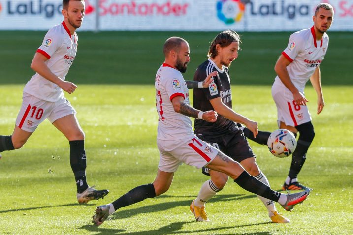 Luka Modrić (Real Madrid) i Aleix Vidal (Sevilla)/Foto REUTERS