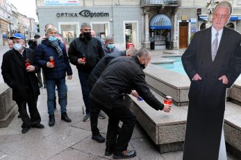 Jadranski trg: Paljenje svijeca na obljetnicu smrti Franje Tuđmana / Snimio Marko GRACIN