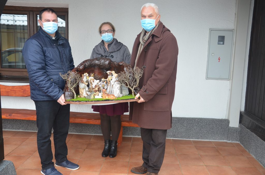 Velečasnom Tadiji Tomkiću originalne goranske jaslice uručili su dogradonačelnica Katarina Mihelčić i gradonačelnik Ivica Knežević / Foto M. KRMPOTIĆ