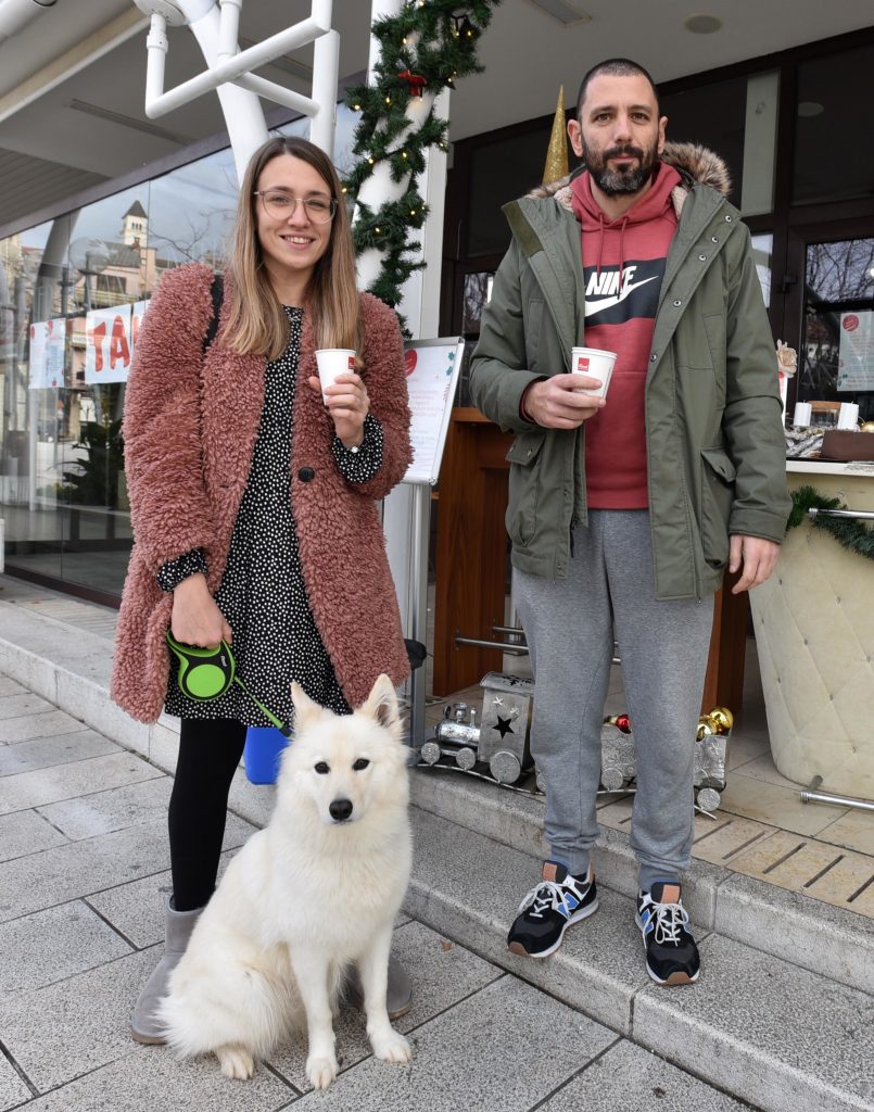 : Nikolina, Mario i pas Đuro došli su iz Rijeke kako bi se prošetali, iskoristili lijepo vrijeme i probali fritule / Snimio Damir ŠKOMRLJ