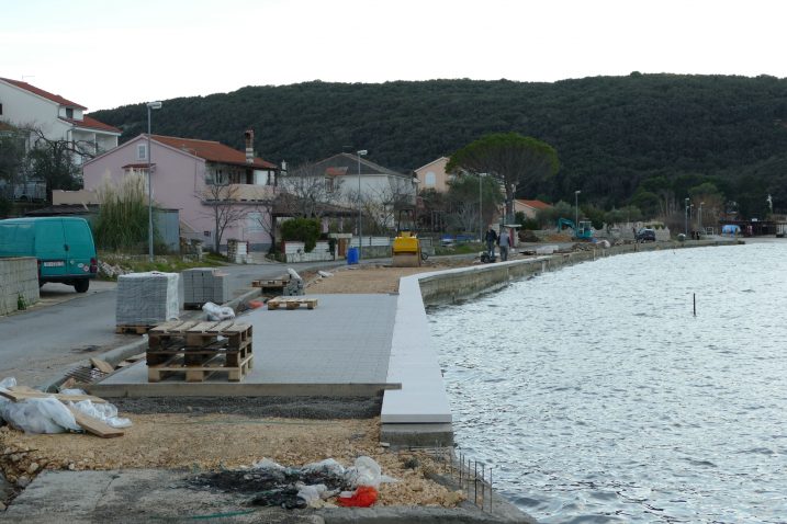 Duž obalnog zida predviđena je šetnica