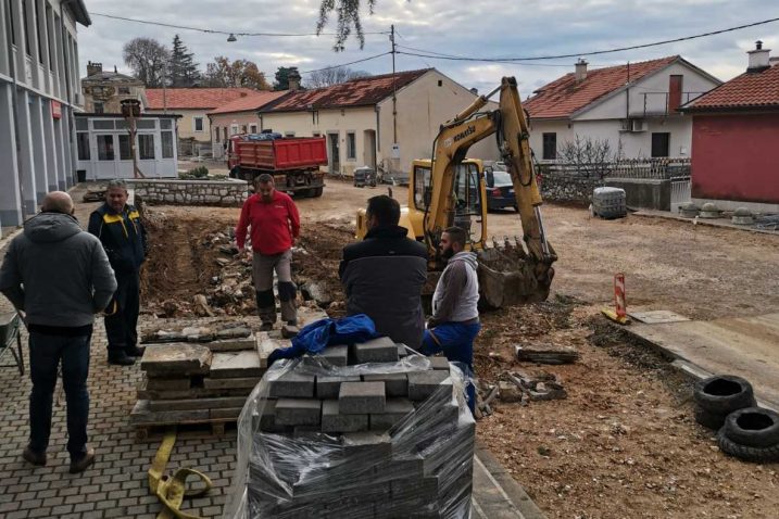 Radovi u središtu Bribira koji su naglo obustavljeni / Foto D. GRBIĆ