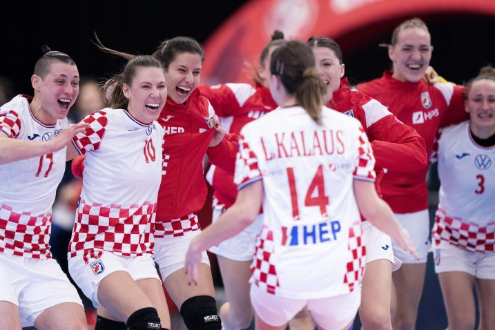 Larisa Kalaus i suigračice/Foto REUTERS