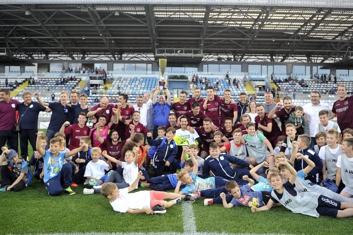Nekoliko generacija nogometaša Rijeke predvođenih klupskom Upravom sa županijskim trofejom osvojenim na Rujevici/Foto Arhiva NL
