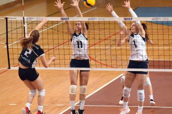 Tamara Popić i Ivona Bakarčić pokušavaju zaustaviti Kaštelanku Brunu Botić/Foto S. DRECHSLER