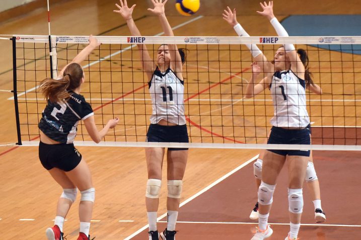 Tamara Popić i Ivona Bakarčić pokušavaju zaustaviti Kaštelanku Brunu Botić/Foto S. DRECHSLER