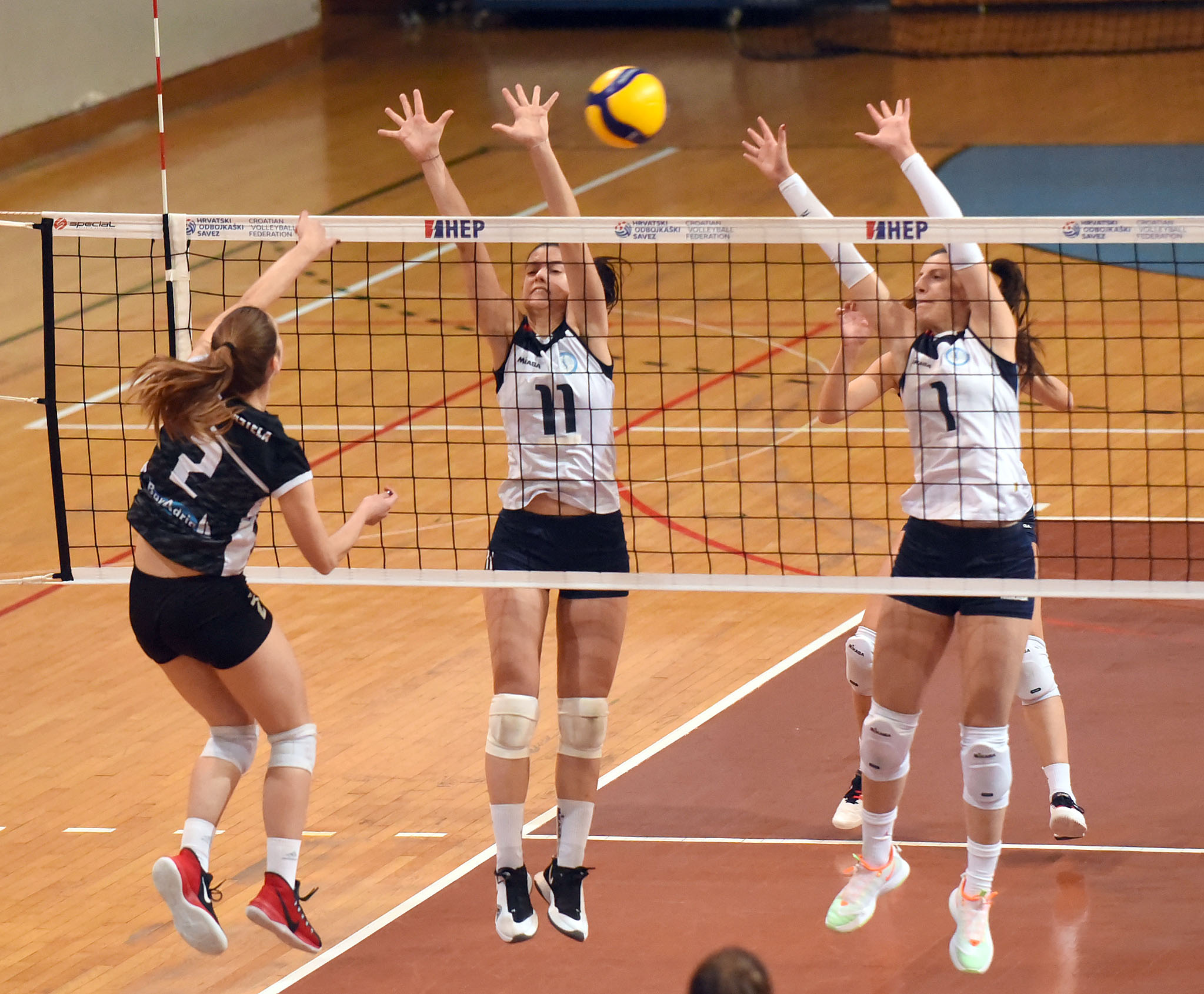 Tamara Popić i Ivona Bakarčić pokušavaju zaustaviti Kaštelanku Brunu Botić/Foto S. DRECHSLER