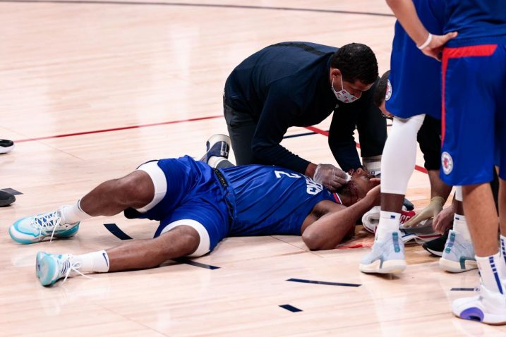 Kawhi Leonard prima pomoć/Foto REUTERS