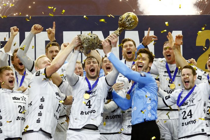 Domagoj Duvnjak i suigrači iz Kiela s trofejom/Foto REUTERS