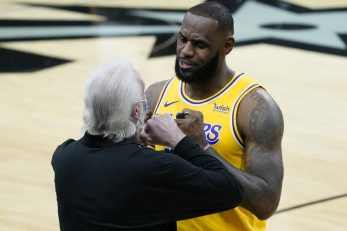 Gregg Popovich čestita LeBronu Jamesu/Foto: REUTERS