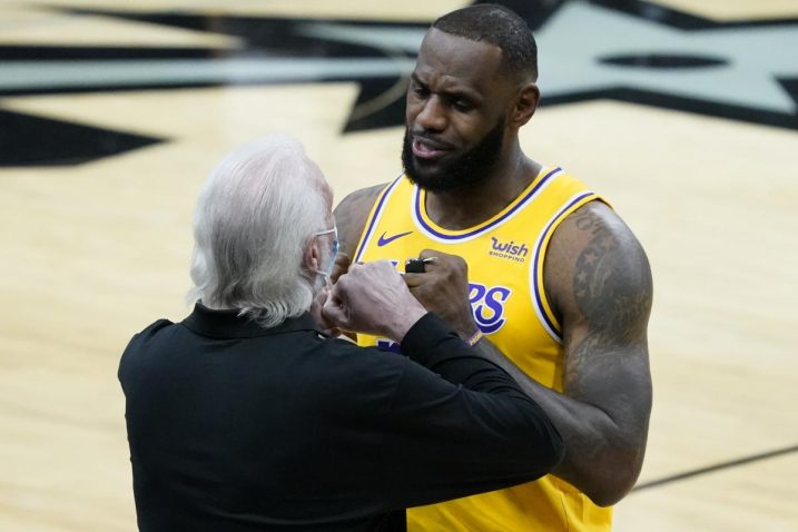 Gregg Popovich čestita LeBronu Jamesu/Foto: REUTERS