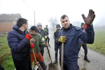 Ekipa iz Gospića pomaže u čišćenju / Foto Davor Kovačević