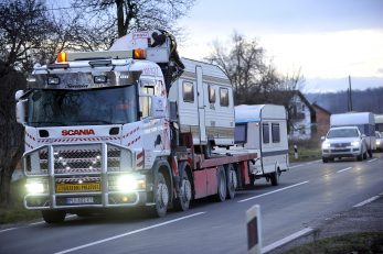 Konvoj ozbiljnih transportnih vozila što na sebi voze - kamp kućice / Foto Davor KOVAČEVIĆ