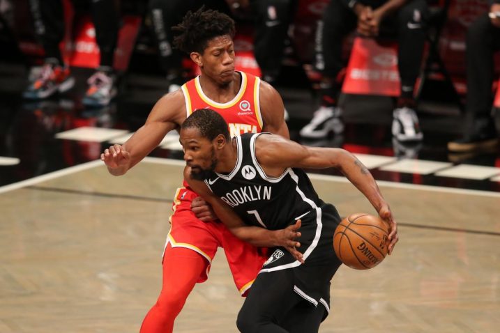 Kevin Durant i De'Andre Hunter/Foto: REUTERS