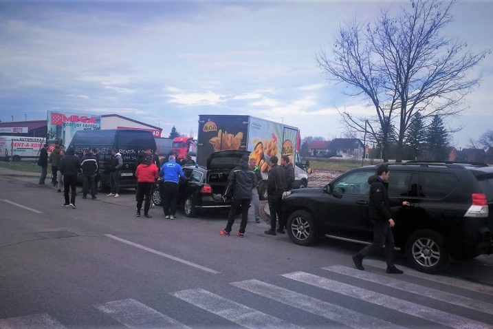 U Petrinju stigao je konvoj od dva kamiona i nekoliko kombija iz Kostrene