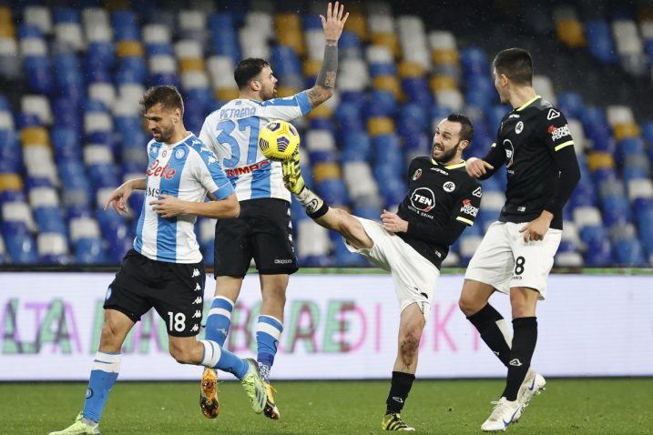 Claudio Terzi (Spezia) i Andrea Petagna (Napoli)/Foto REUTERS