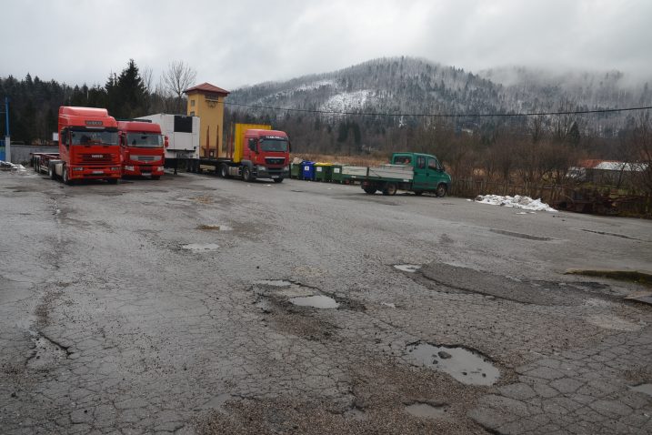 Veliki kamioni više neće moći besplatno parkirati iza Vatrogasnog doma / Foto M. KRMPOTIĆ