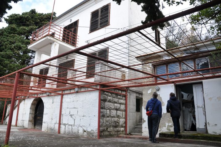 Pomalo derutno sisačko odmaralište u Omišlju uskoro bi moglo postati privremeni dom obiteljima s potresom pogođenih područja / Foto M. TRINAJSTIĆ